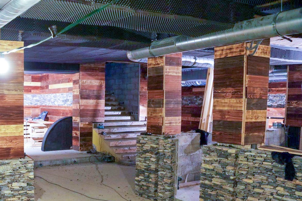 Auf dem Bild ist die Treppe nach draussen zu sehen.