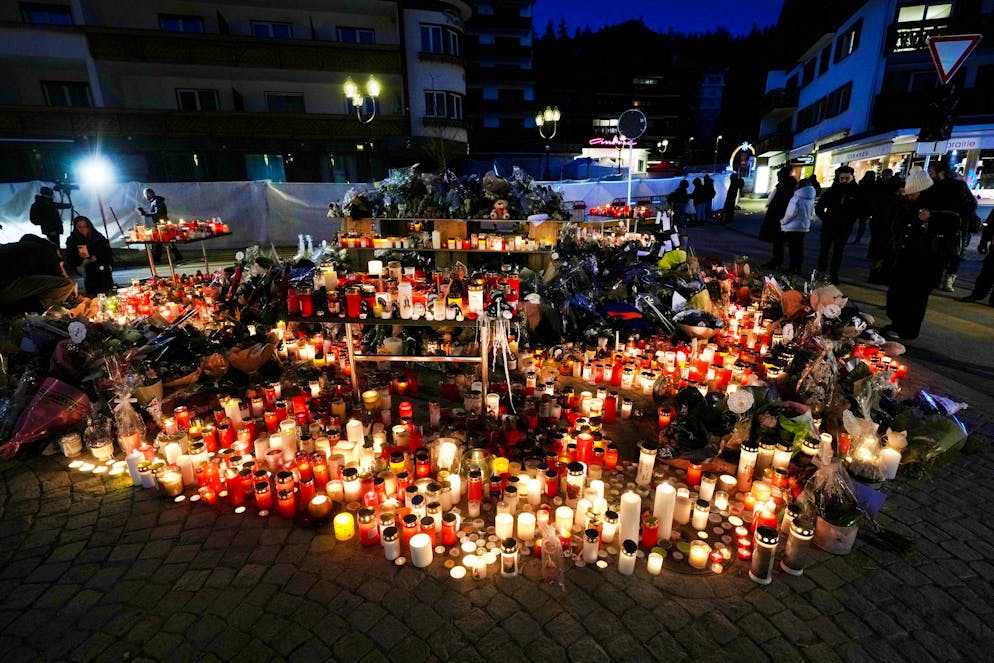 Vor der Bar, in der sich das Unglück ereignete, sammeln sich Kerzen und Blumen an.