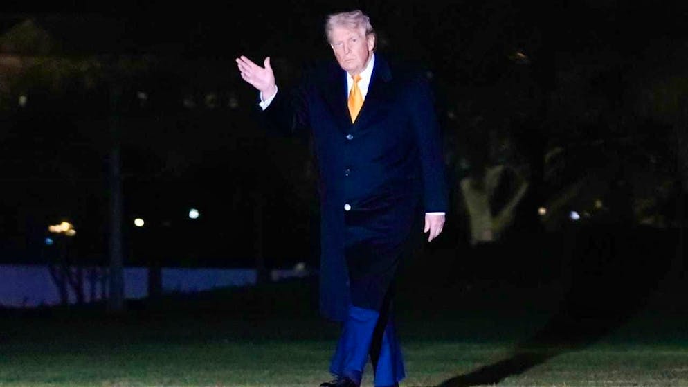 US President Donald Trump waves as he walks from Marine One to the White House in Washington. Photo: Julia Demaree Nikhinson/AP/dpa