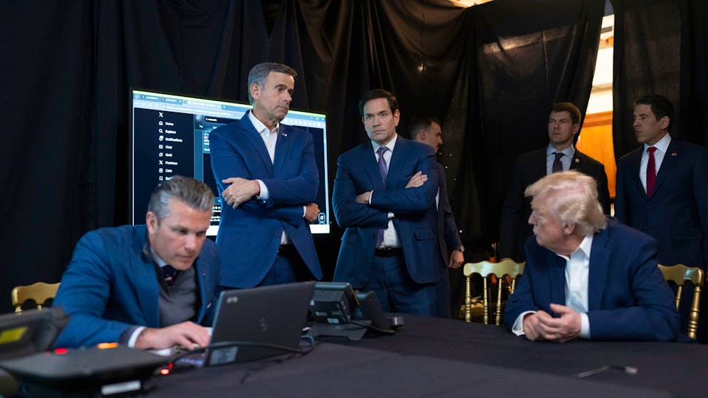 In einer vom Weissen Haus zur Verfügung gestellten Aufnahme verfolgen US-Präsident Donald Trump, US-Aussenminister Marco Rubio, CIA-Direktor John Ratcliffe und Verteidigungsminister Pete Hegseth (v.r.n.l.) am 3. Januar 2026 von Florida aus den US-Angriff auf Venezuela.