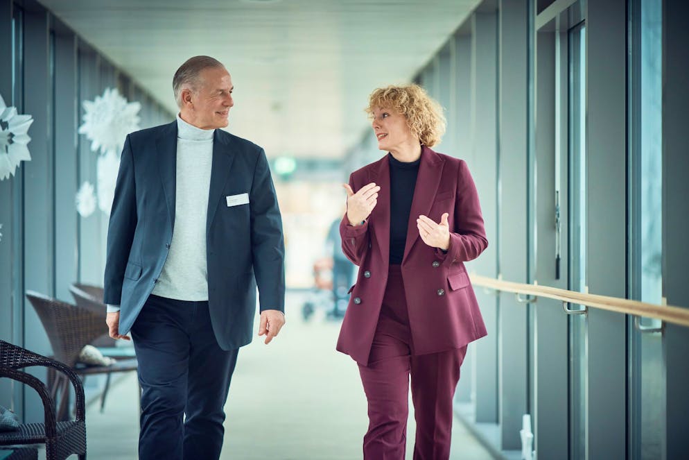 Für Geschäftsleiter Thomas Rohrer und Alexa Amorosini, Bereichsleiterin Personal, trägt das Label «Friendly Work Space» massgeblich zur Zufriedenheit des Teams im Alterszentrum am Buechberg bei.