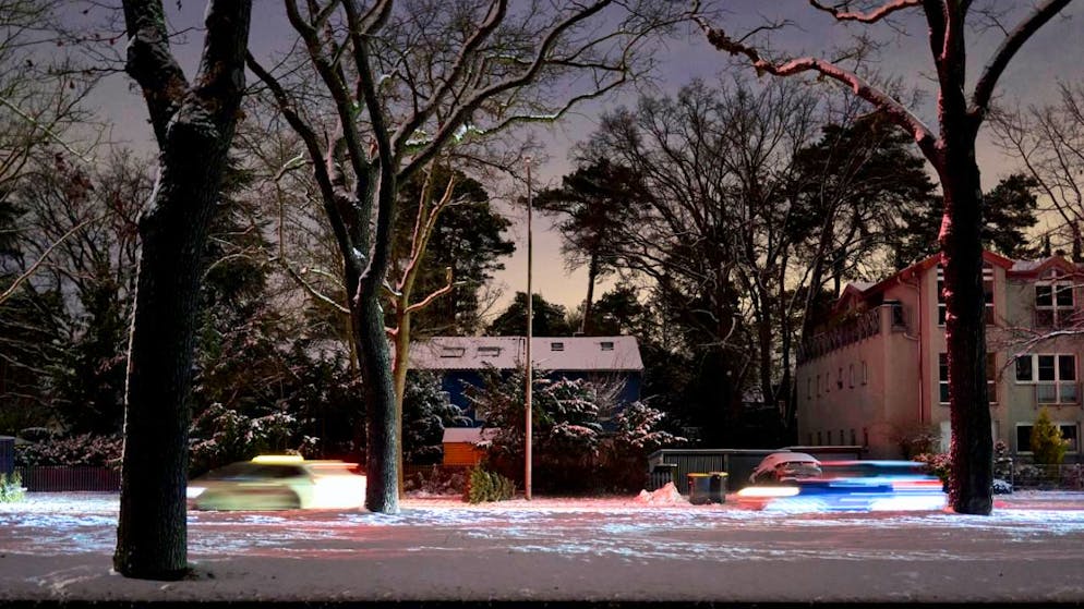 Allein die Scheinwerfer der Fahrzeuge scheinen in der Potsdamer Chaussee, die wegen des Stromausfalls im Südwesten Berlins ohne Straßenbeleuchtung und Strom in den Häusern völlig unbeleuchtet ist. Foto: Michael Ukas/dpa