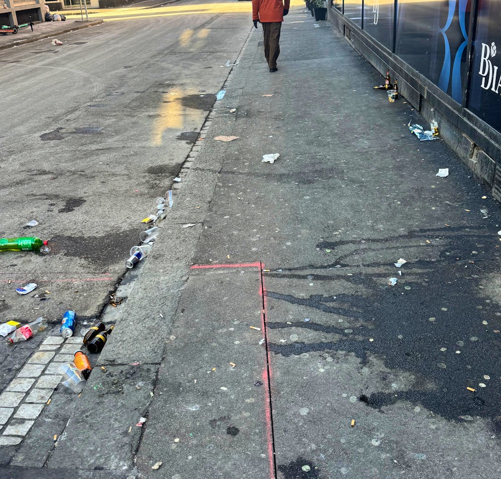 Unmengen von Abfall liegen aktuell auf und neben der Zürcher Langstrasse herum – und niemand räumt auf.