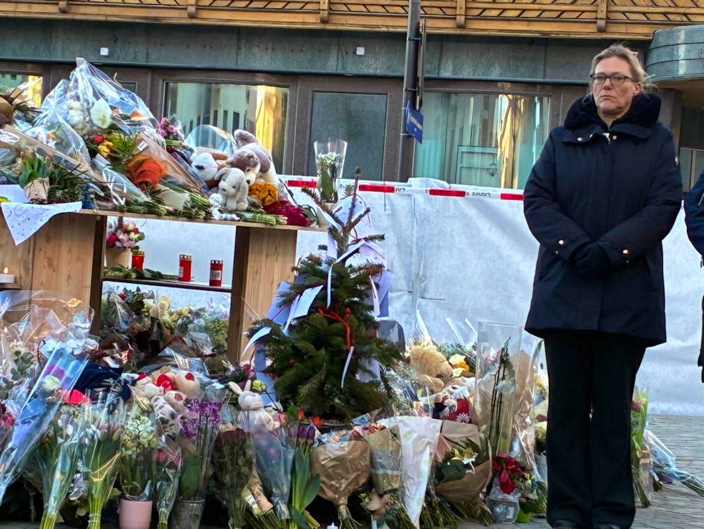 Crans-Montana, inferno a Capodanno. Beatrice Pilloud, procuratrice generale vallesana a capo dell'inchiesta, accanto al memoriale per le vittime del rogo della notte di Capodanno, il sabato 3 gennaio 2026.