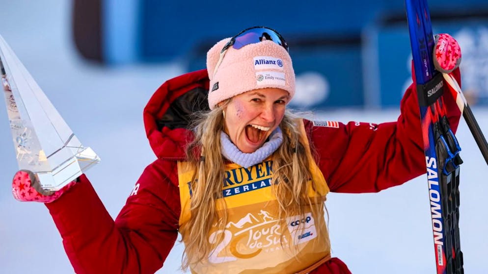 Glitzer, Leidensfähigkeit und ein letzter Tanz auf Schnee - Gallery. Jessie Diggins wirft sich als Siegerin in Pose