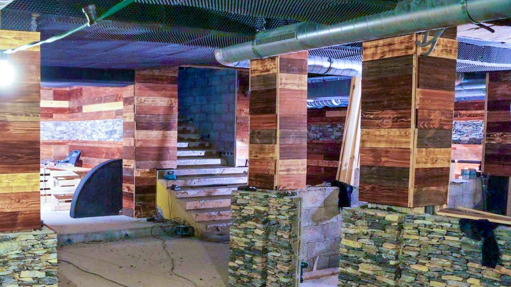 Il y a dix ans, des panneaux acoustiques ont été installés au plafond du club. Le revêtement du plafond s'étendait jusqu'à l'issue de secours. L'image a été éclaircie ultérieurement pour une meilleure reconnaissance.