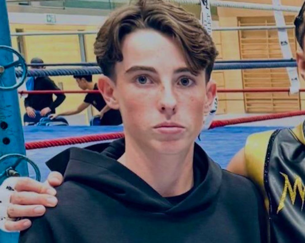 Boxer Benjamin Johnson wird von der Swiss Boxing Federation geehrt. 