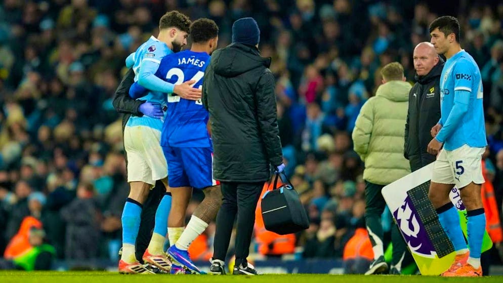 Manchester City's Josko Gvardiol (left) cannot leave the pitch on his own