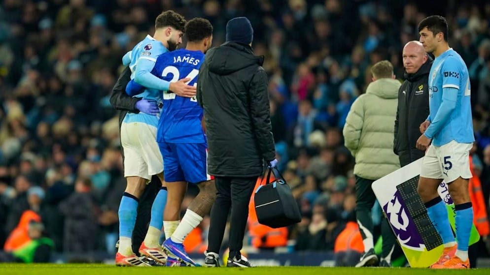 Manchester Citys Josko Gvardiol (links) kann den Platz nicht allein verlassen