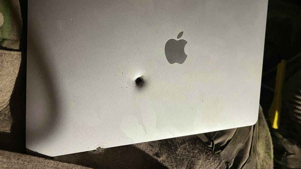 Granatsplitter aufgehalten. MacBook rettet ukrainischem Soldaten das Leben