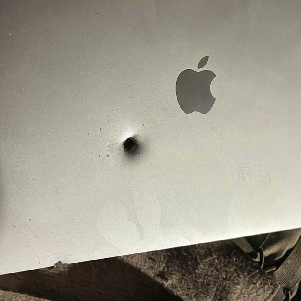 Granatsplitter aufgehalten. MacBook rettet ukrainischem Soldaten das Leben