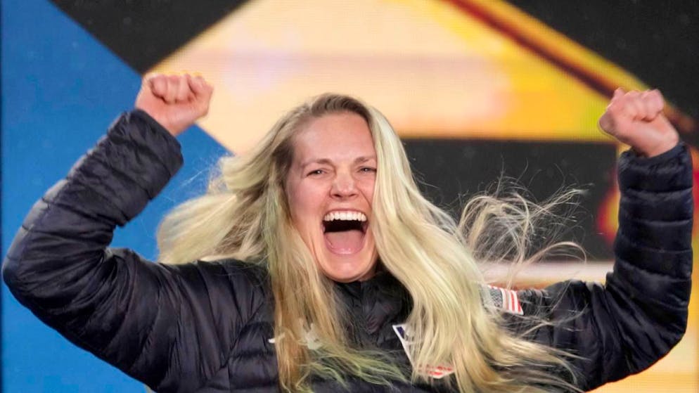 Glitzer, Leidensfähigkeit und ein letzter Tanz auf Schnee - Gallery. Jessie Diggins bei einer Siegerehrung - ausnahmsweise ohne Glitzer im Gesicht (Archivaufnahme)
