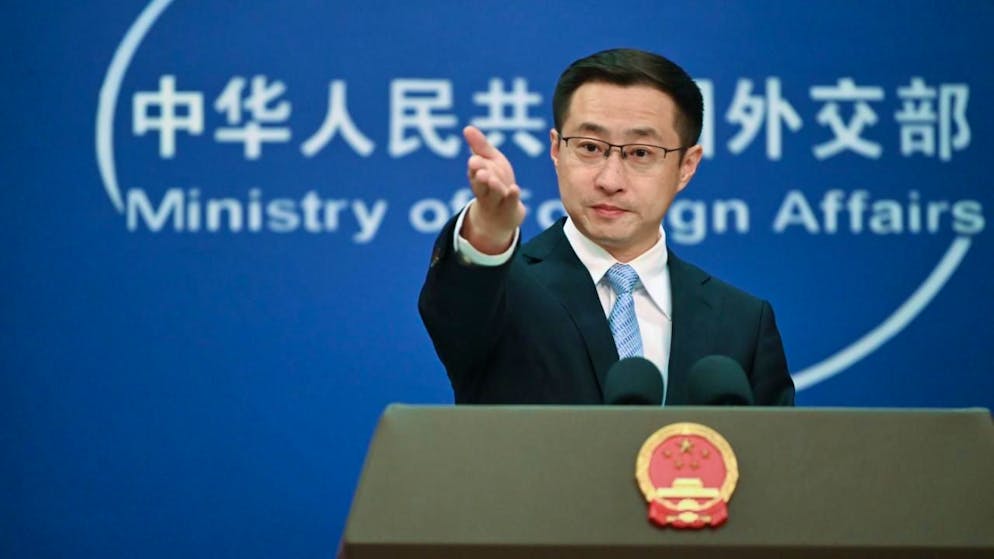 ARCHIV - Lin Jian, Sprecher des chinesischen Außenministeriums, spricht beim täglichen Briefing der Behörde. China setzt weiter auf Zusammenarbeit mit Venezuela (zu dpa: «China setzt weiter auf Zusammenarbeit mit Venezuela») Foto: Johannes Neudecker/dpa