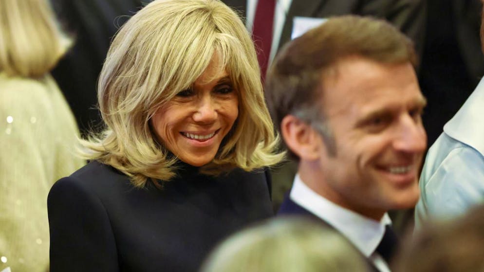 ARCHIV - Brigitte Macron, Ehefrau des Präsidenten von Frankreich, geht neben Emmanuel Macron, Präsident von Frankreich, nach der Verleihung des Internationalen Preises des Westfälischen Friedens durch den Festsaal im historischen Rathaus Münster. Im Prozess wegen Cybermobbings von Frankreichs First Lady werden in Paris die Urteile erwartet. (zu dpa: «Urteile wegen Cybermobbing gegen Brigitte Macron erwartet») Foto: Rolf Vennenbernd/dpa