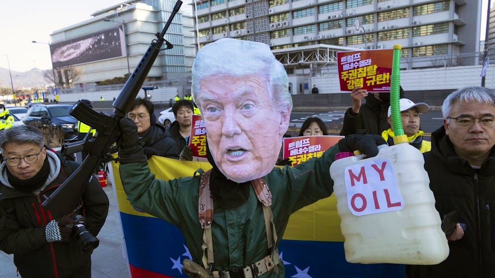 Protest gegen US-Präsident Donald Trump und den US-Angriff auf Venezuela vor der US-Botschaft in der südkoreanischen Hauptstadt Seoul. (5. Januar 2026)
