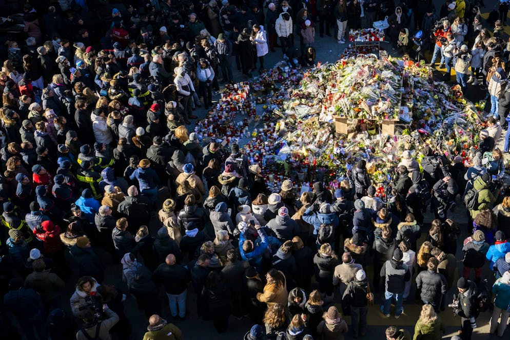 Am Sonntag versammelten sich Trauernde um Blumenund Kerzen herum, um den Opfern des Brandes in Der Bar «Le Constellation» in Crans-Montana zu gedenken.