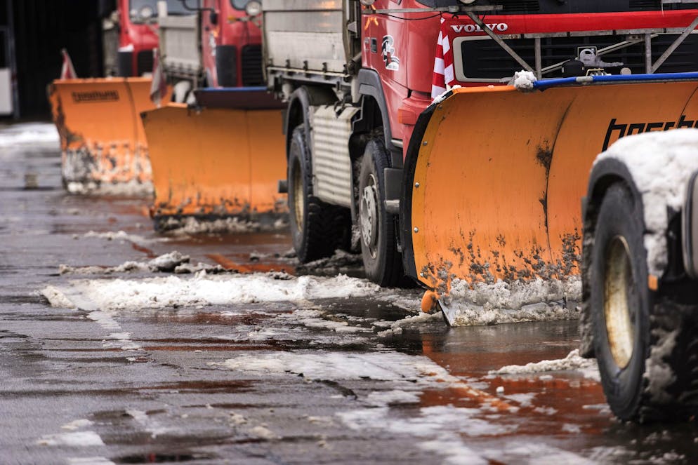 Snowplows pictured near the southern Gotthard highway tunnel portal in Airolo, Canton of Ticino, Switzerland, on January 8, 2016. (KEYSTONE/Christian Beutler)