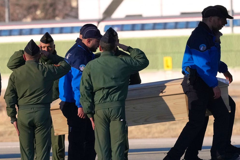 Crans-Montana, inferno a Capodanno. Inferno a Crans-Montana: atterrato a Linate il volo con 5 salme italiane