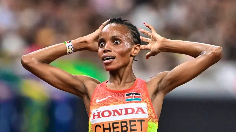 Beatrice Chebet looks at the scoreboard in disbelief after the 5000 m race at the World Championships in Tokyo, even though she was the clear favorite to win the race