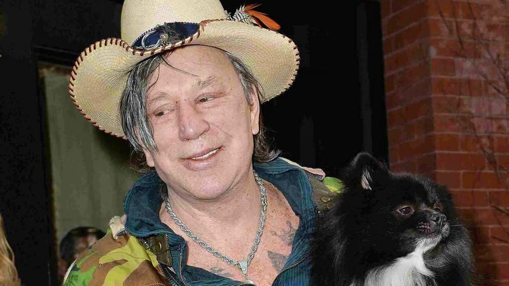 L'ex sex symbol. Mickey Rourke lancia una raccolta fondi. Ecco perché