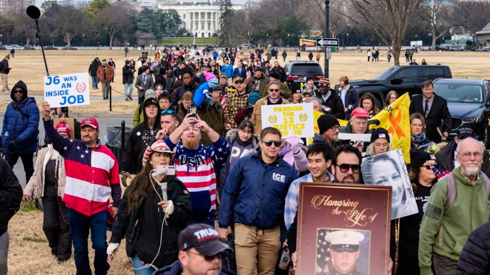 Les manifestants se sont rassemblés devant la Maison-Blanche, là où Donald Trump avait prononcé un discours enflammé le 6 janvier 2021, puis se sont ensuite dirigés vers le Capitole, reprenant la route qu'avaient prise les assaillants cinq ans auparavant.