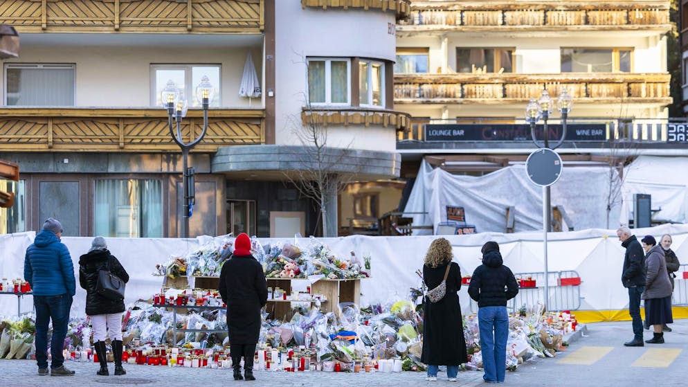 Menschen in der Nähe der Bar «Le Constellation» in Crans-Montana. (4. Januar 2025)