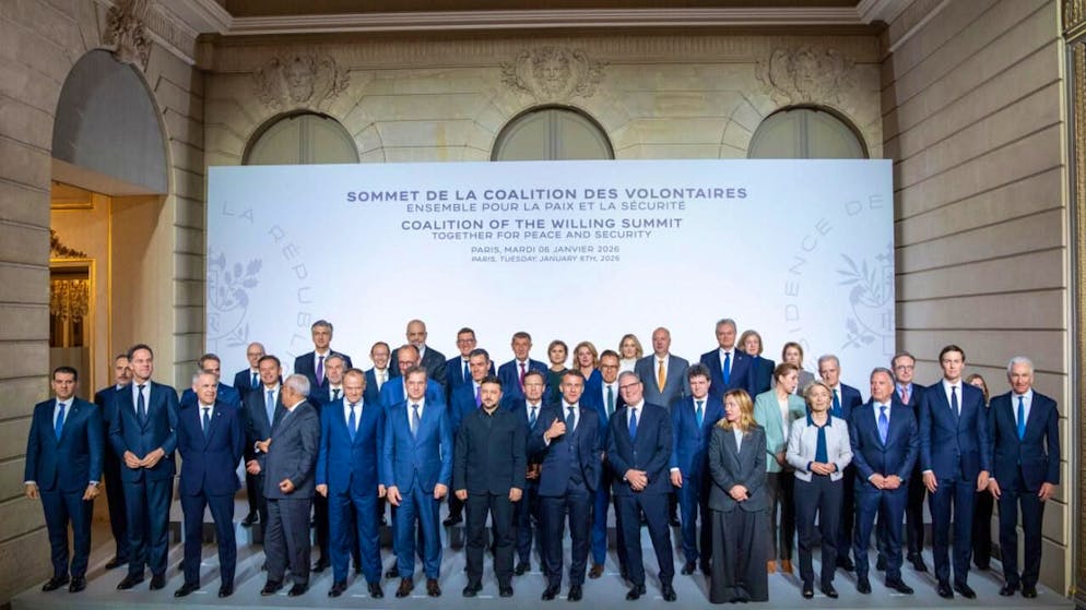 Die Staats- und Regierungschefs stellen sich nach einem Treffen mit der «Koalition der Willigen» im Elysee-Palast zum Foto auf. 