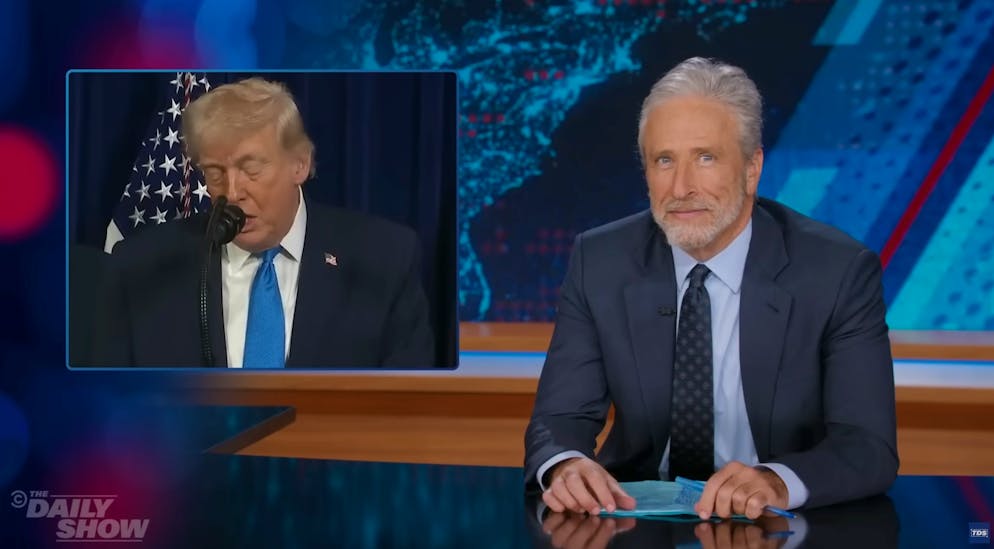 «Daily Show»-Host Jon Stewart nimmt Trumps Venezuela-Einsatz unter die Lupe.