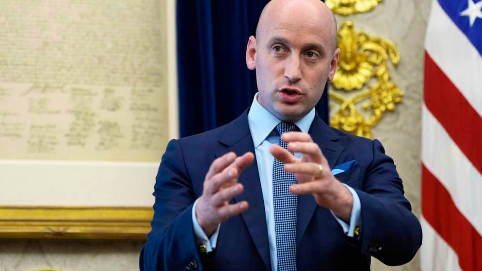 ARCHIV - Stephen Miller, stellvertretender Stabschef des Weißen Hauses, spricht während der Unterzeichnung eines Memorandums durch US-Präsident Trump im Oval Office des Weißen Hauses. Foto: Alex Brandon/AP/dpa