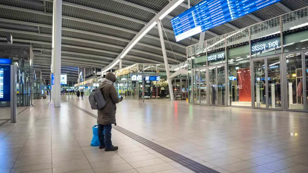Eine Person steht vor einer Anzeigetafel in der leeren Halle des Hauptbahnhofs Utrecht. Die Züge der Niederländischen Eisenbahnen (NS) verkehren derzeit aufgrund von Winterwetter und einer IT-Störung nicht. Foto: Jeroen Jumelet/ANP/dpa
