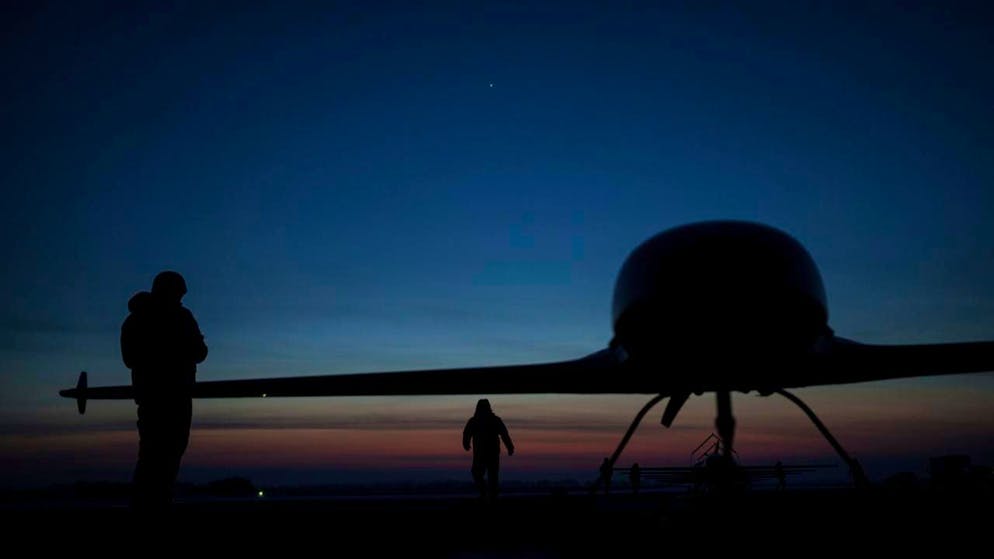 ARCHIV - Ukrainische Soldaten des Verteidigungsnachrichtendienstes bereiten den Start der Langstreckendrohne An-196 Ljutyj an einem ungenannten Ort in der Ukraine vor. Foto: Evgeniy Maloletka/AP/dpa