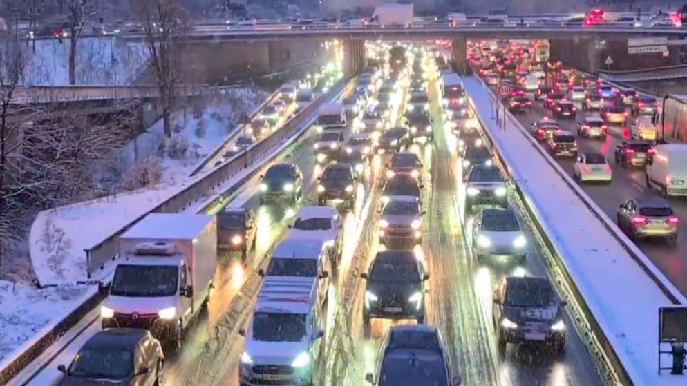 Chaos due to winter weather. Snow causes 1000 kilometers of traffic jams