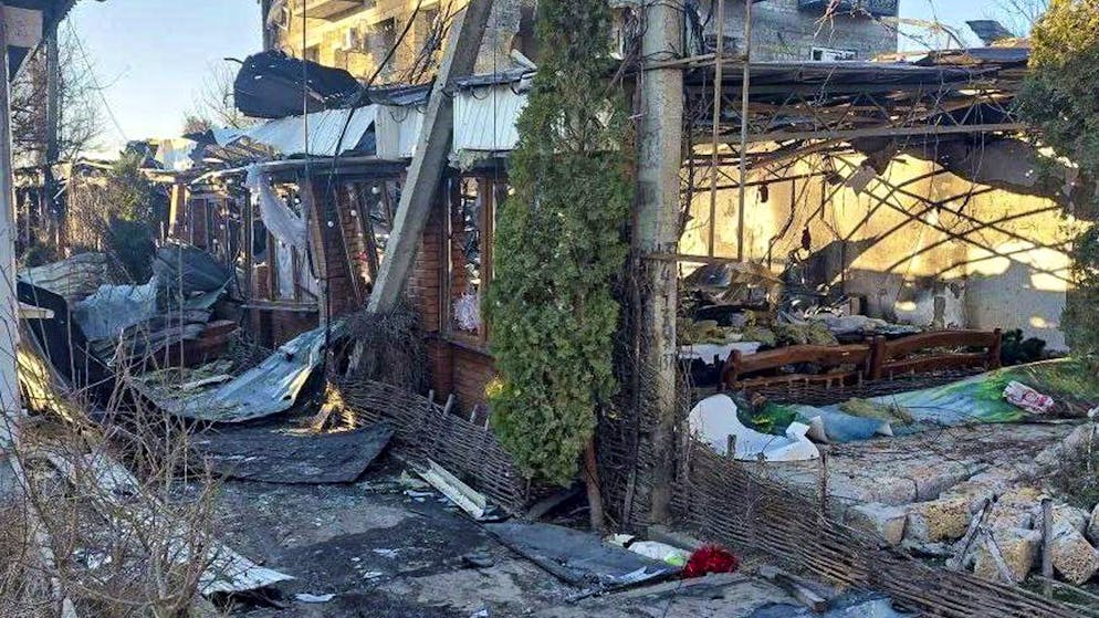 Ein russischer Drohnenangriff in Kherson am 1. Januar 2026 forderte offiziellen Angaben zufolge mindestens 24 Tote und Dutzende Verletzte.