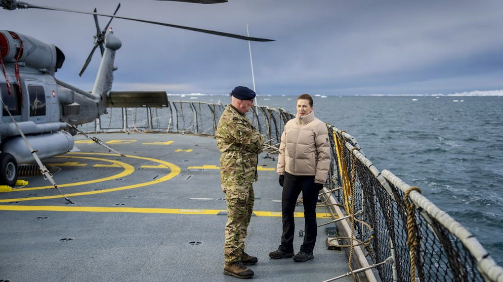 «Wenn die Vereinigten Staaten beschliessen, ein anderes Nato-Land militärisch anzugreifen, dann hört alles auf»: Dänemarks Regierungschefin Mette Frederiksen, hier auf einem Schiff vor der Küste von Grönland. (3. April 2025)