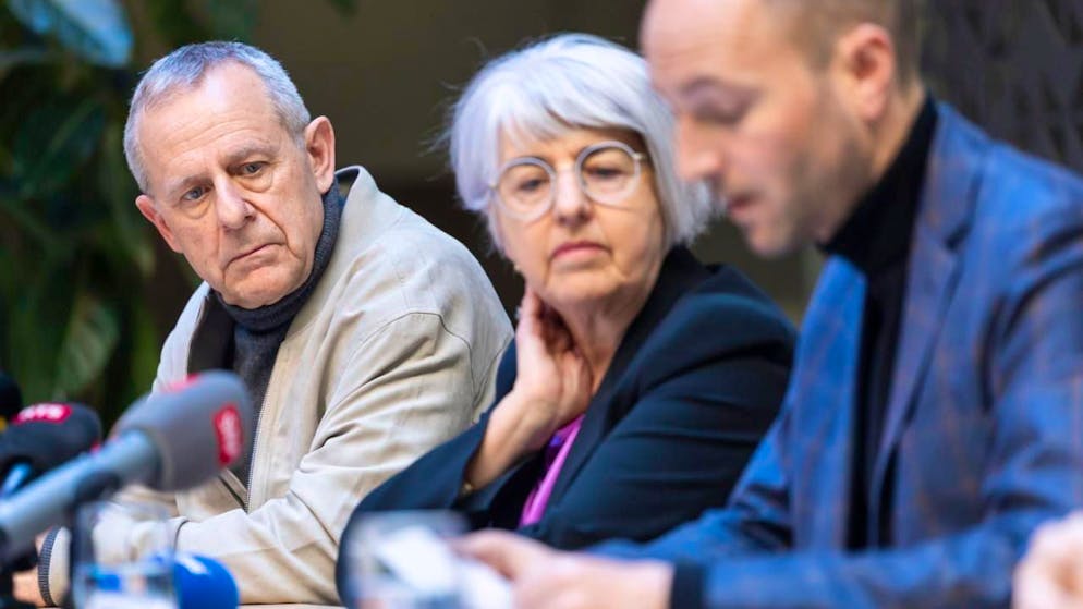 Gesundheitsministerin Elisabeth Baume-Schneider ist am Dienstag gemeinsam mit dem Walliser Spitaldirektor Eric Bonvin (links) und Staatsrat Mathias Reynard (rechts) vor die Medien getreten, um den Einsatzkräften ihre Anerkennung auszusprechen.