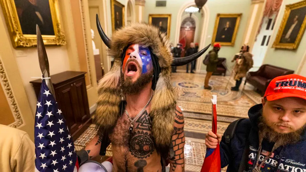 Lo "sciamano" si è trasformato in un duro critico di Trump. (Immagine d'archivio del 6 gennaio 2021)