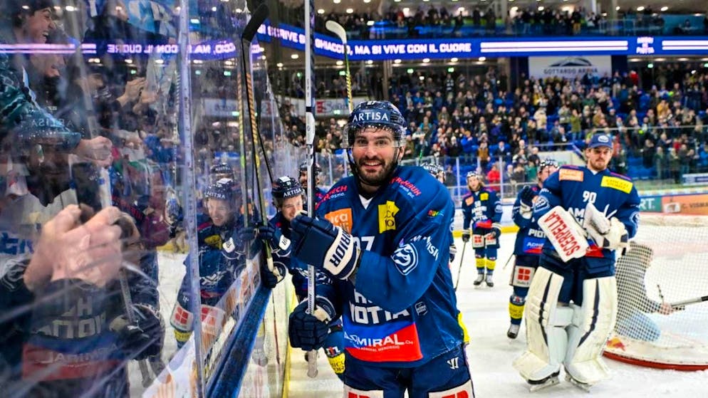 The Ambri-Piotta players, in front Zaccheo Dotti, are celebrated by their own fans after the home win against Zug