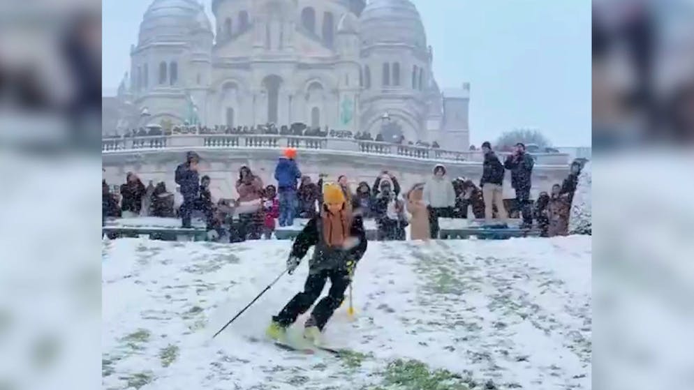 After extreme snowfall. Crazy scenes in Paris - people suddenly skiing in the middle of the city