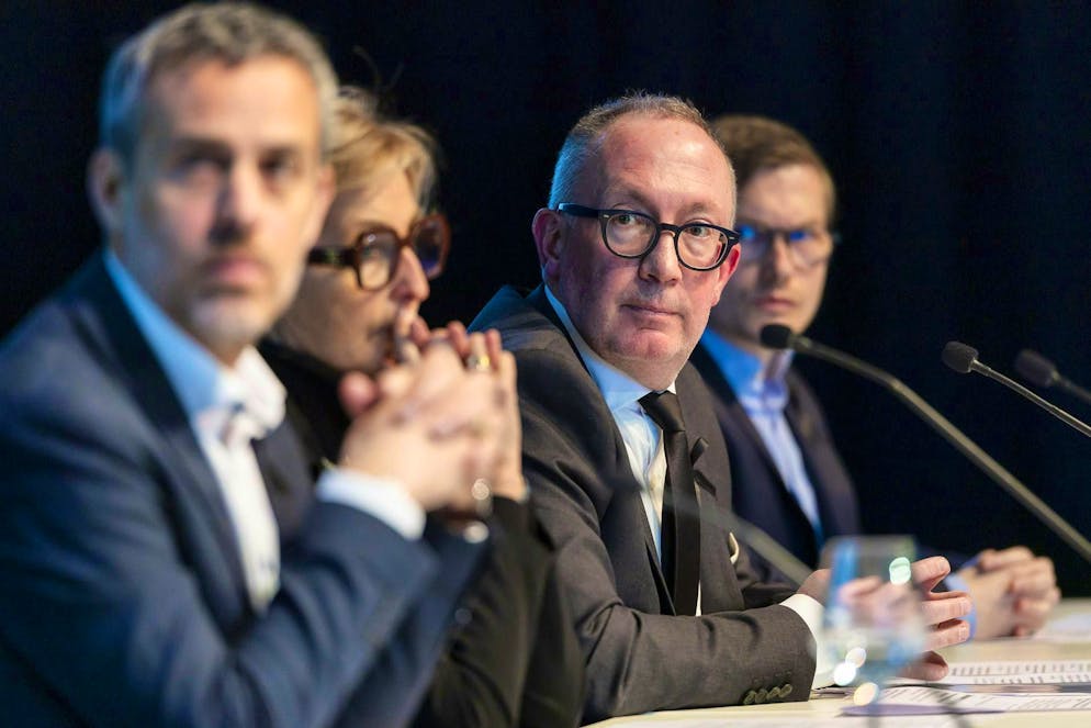 Da sinistra a destra, Francois Berclaz, consigliere comunale di Crans-Montana, Nicole Bonvin Clivaz, vicesindaco di Crans-Montana, Nicolas Feraud, sindaco di Crans-Montana, Patrick Clivaz, consigliere comunale di Crans-Montana, intervengono alla conferenza stampa del Consiglio comunale di Crans-Montana in seguito ai tragici eventi della notte di Capodanno a Crans-Montana, Svizzera, martedì 6 gennaio 2026.