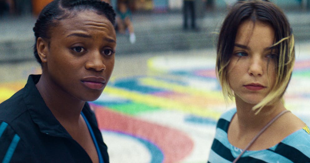 Ma frère. Fanta Kebe (à g.) et Shirel Nataf incarnent respectivement Djeneba et Shai, deux amies ayant grandi ensemble dans le 19ème arrondissement de Paris.