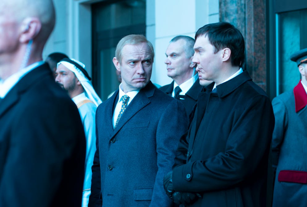 Le Mage du Kremlin. Jude Law (à g.) et Paul Dano dans les rôles de Vladimir Poutine et son conseiller Vadim Baranov.