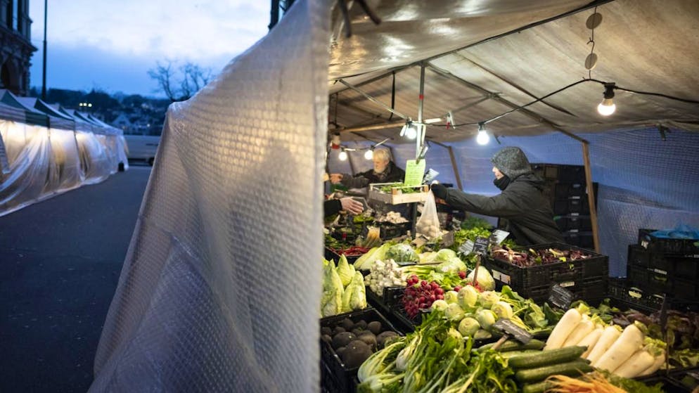 Hier geht nichts ohne Bargeld – trotz Trend zu digitalem Bezahlen - Gallery. Früher eine "Bargeldzone": Heute akzeptieren die meisten Marktstände auch Karten oder Twint. (Archivbild)
