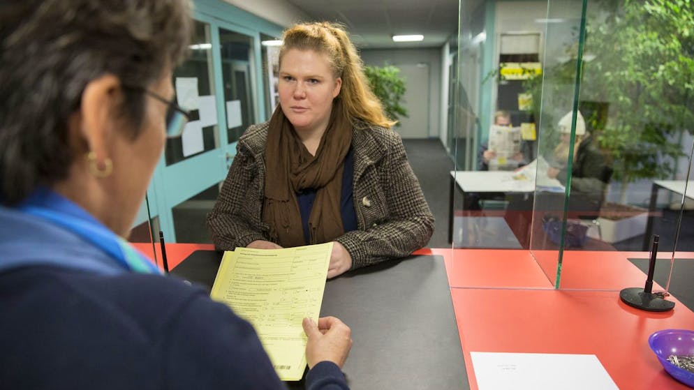 Luxusuhren, Kredite, falsche Namen. Zürcher Beamtin bestiehlt dutzende Arbeitslose