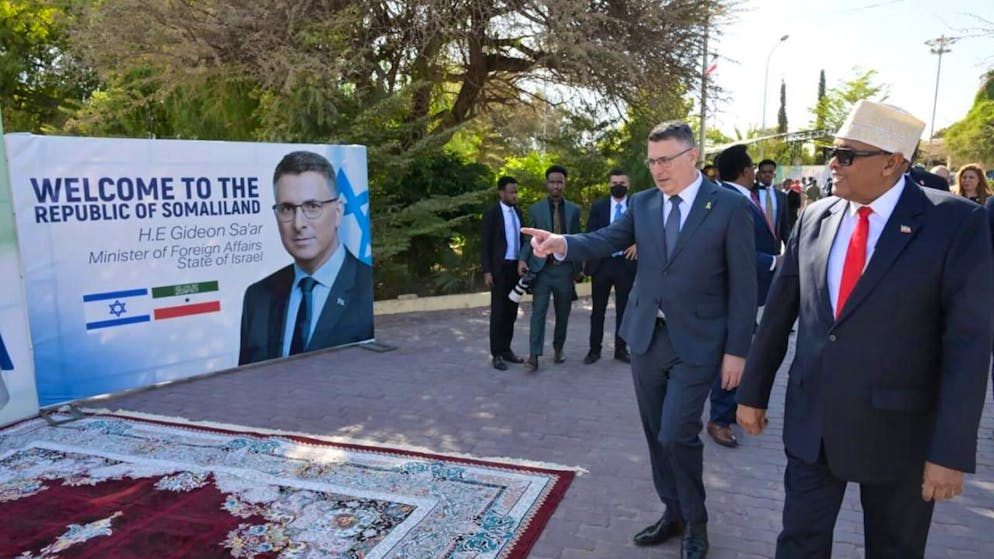HANDOUT - Israels Außenminister Gideon Saar (2.v.r) trifft den Präsidenten der Region Somaliland, Abdirahman Mohamed Abdullahi. Foto: Schlomi Amsalem/GPO/dpa - ACHTUNG: Nur zur redaktionellen Verwendung im Zusammenhang mit der aktuellen Berichterstattung und nur mit vollständiger Nennung des vorstehenden Credits