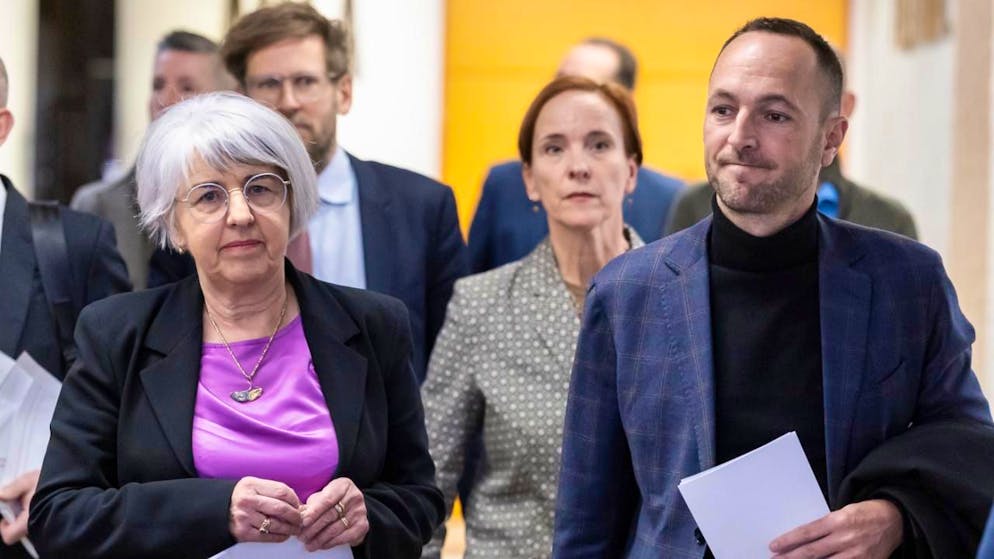 Crans-Montana, inferno a Capodanno. La consigliera federale Elisabeth Baume-Schneider (sinistra), a fianco del presidente del Consiglio di Stato vallesano Mathias Reynard (destra).