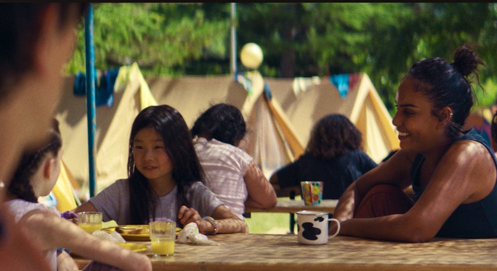 Ma frère. Amel Bent (à d.) fait aussi partie du casting: elle campe la directrice de la colonie de vacances.