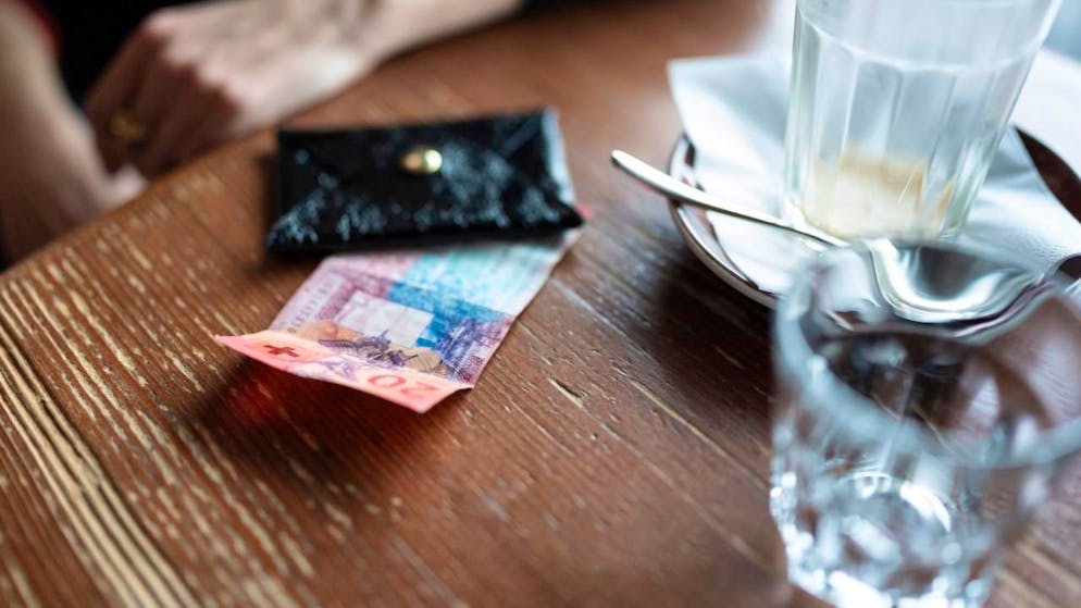 Hier geht nichts ohne Bargeld – trotz Trend zu digitalem Bezahlen - Gallery. In gewissen Cafés und Bars kann man weiterhin nur mit Bargeld bezahlen. (Archivbild)