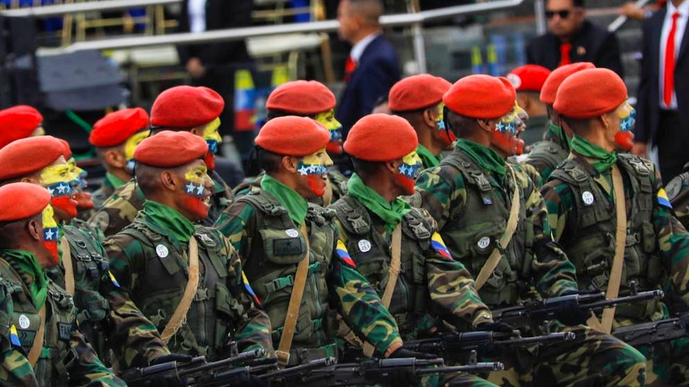 ARCHIV - Venezolanische Soldaten marschieren bei der Militärparade zum Unabhängigkeitstag. Foto: Jeampier Arguinzones/dpa/Archivbild