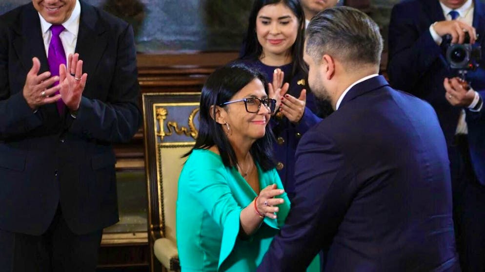 Delcy Rodriguez (center), successor to Venezuelan President Maduro, who was captured by US special forces, greets his son, Nicolas Maduro Guerra. Photo: Stringer/dpa