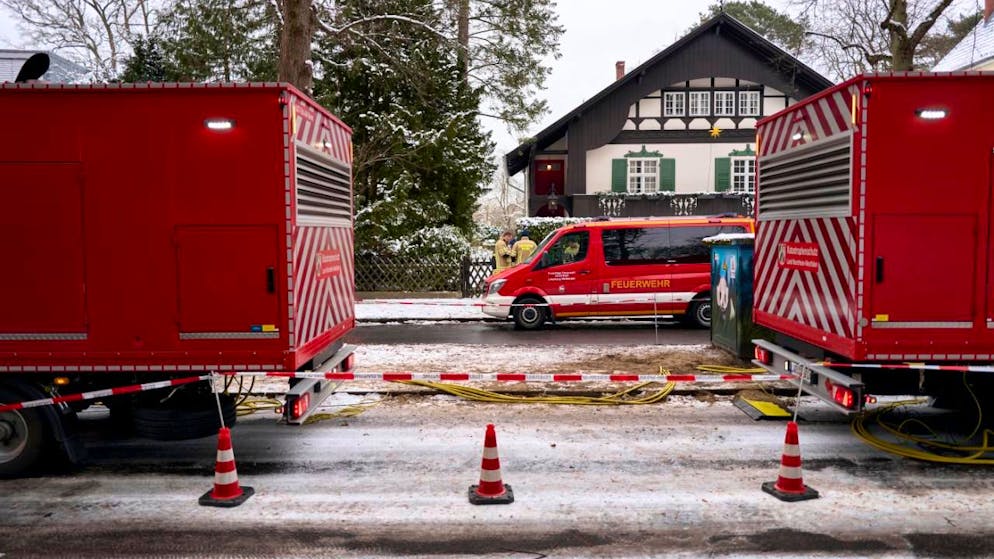 Die Feuerwehr aus dem Kreis Steinfurt mit ihren Stromerzeugern vom Typ Polyma 250 kVA ist zur Unterstützung nach Berlin angefordert, nachdem dort tagelang der Strom ausgefallen ist. Foto: Michael Ukas/dpa - ACHTUNG: Nur zur redaktionellen Verwendung im Zusammenhang mit der aktuellen Berichterstattung
